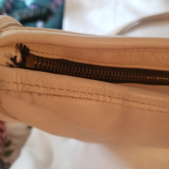 Vintage 80s Coach Swinger Leather Crossbody Bag in Bone Color - Picture 5 of 15